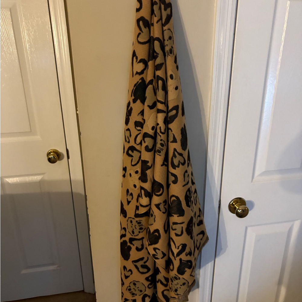 100 percent cashmere shawl with hearts and bunny’s‎